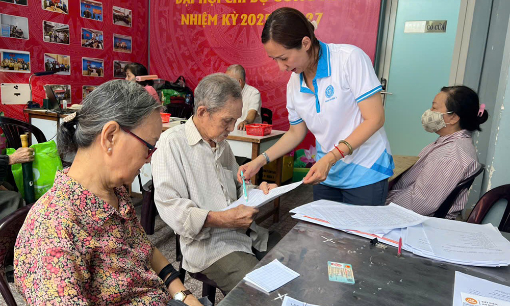 TP.HCM: Vận động được thêm 1.000 người hưởng lương hưu qua tài khoản