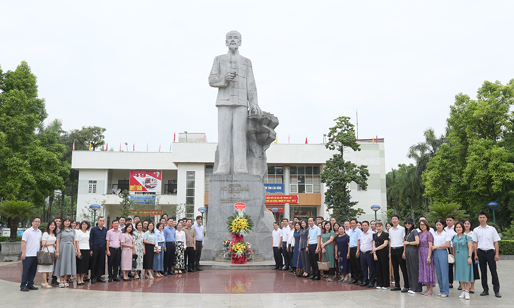 Cán bộ, đảng viên ngành BHXH Việt Nam tăng cường tính tiên phong, gương mẫu
