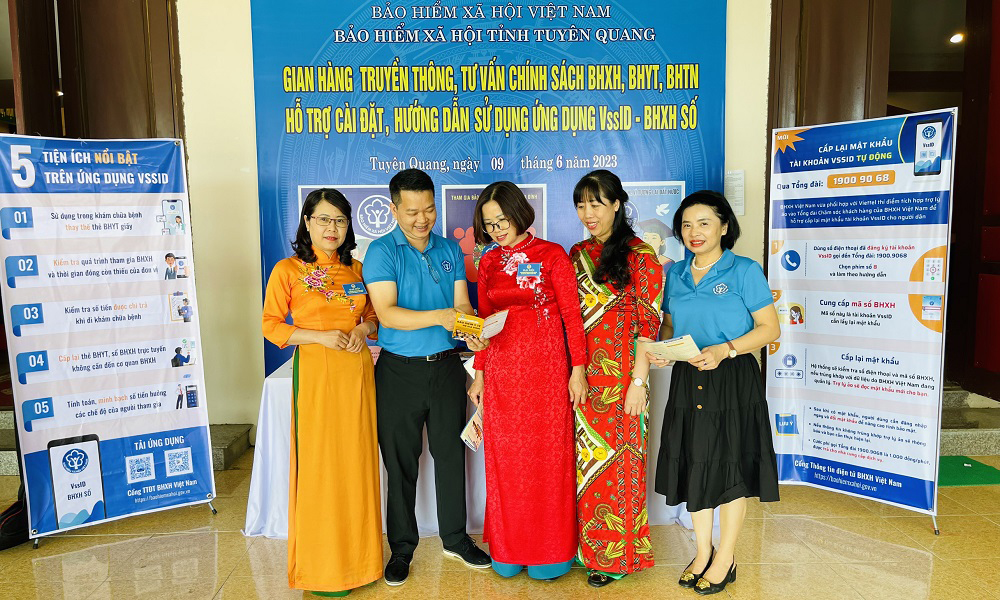 Tuyên Quang: Trưng bày gian hàng truyền thông, tư vấn chính sách BHXH, BHYT