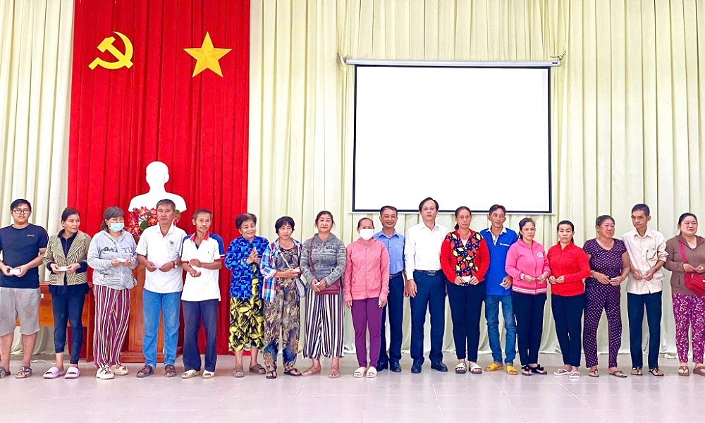 Tây Ninh: Tặng 150 thẻ BHYT cho người dân có hoàn cảnh khó khăn