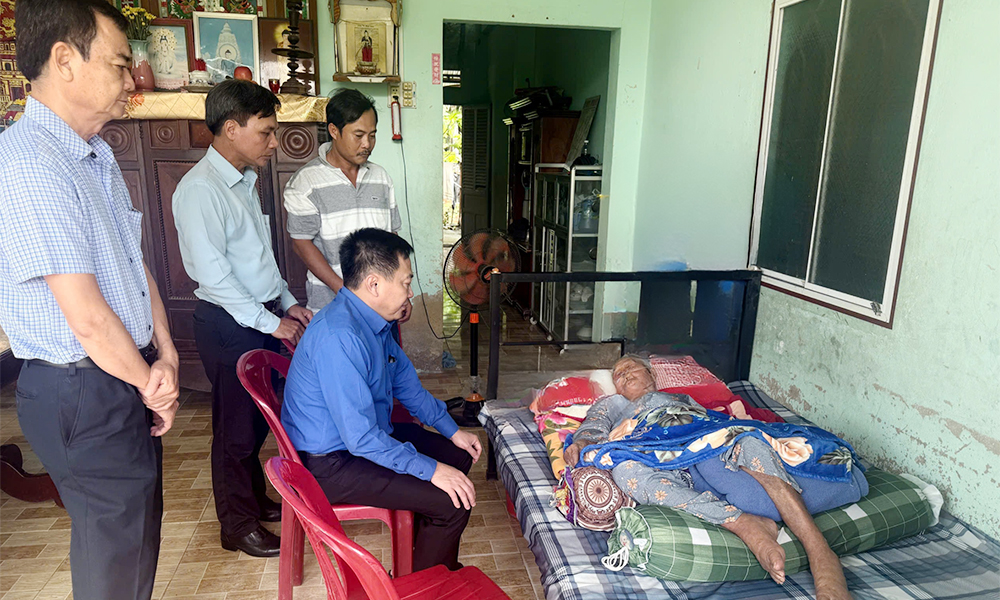 BHXH tỉnh Vĩnh Long thăm, tặng quà Mẹ Việt Nam Anh hùng Lê Thị Niềm