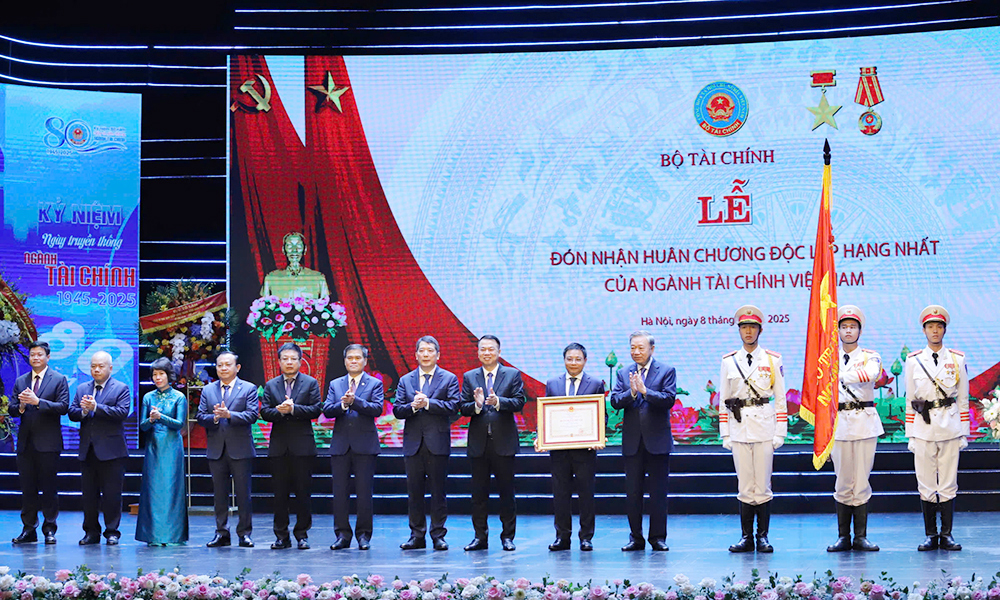 Tổng Bí thư Tô Lâm trao Huân chương Độc lập hạng Nhất cho Bộ Tài chính