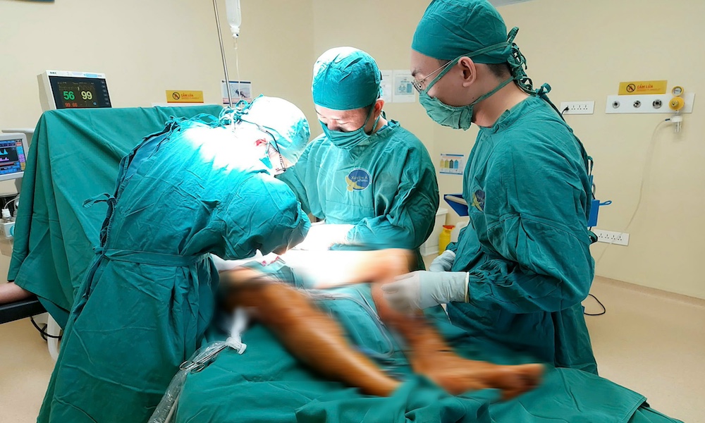 Sau cú ngã người đàn ông may mắn được chữa suy giãn tĩnh mạch