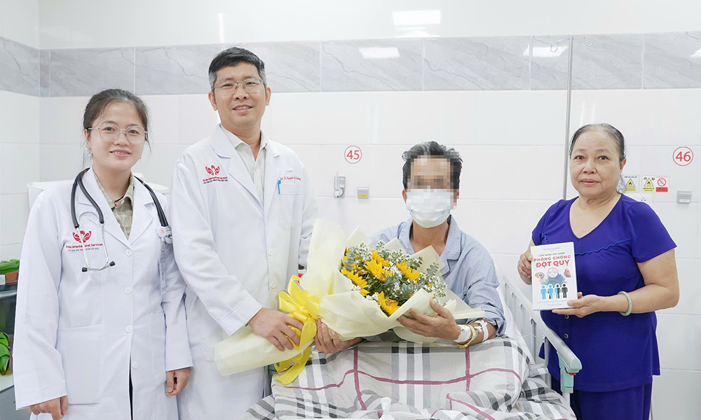 Các bác sĩ phối hợp cứu sống đồng nghiệp bị ngưng tim