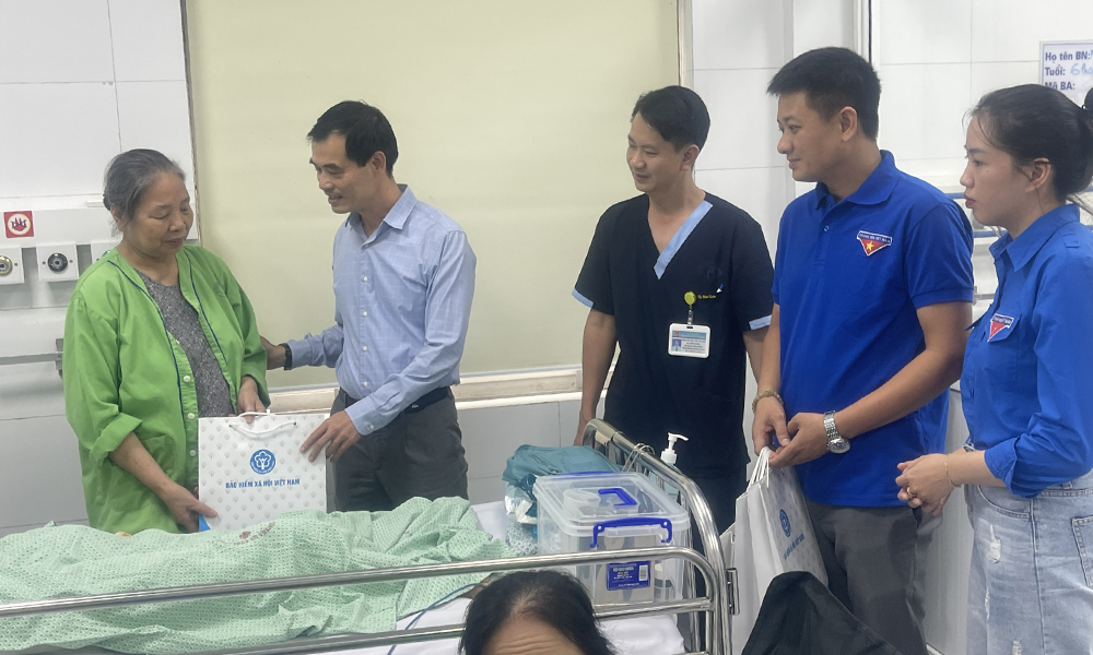 Chi đoàn và Công đoàn Viện Khoa học BHXH sẻ chia với bệnh nhi nhân dịp Tết Trung thu