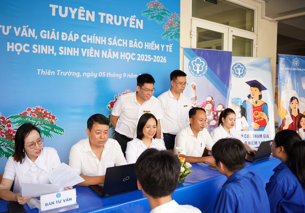 BHXH tỉnh Ninh Bình: Đưa chính sách BHYT đến với HSSV ngày khai trường