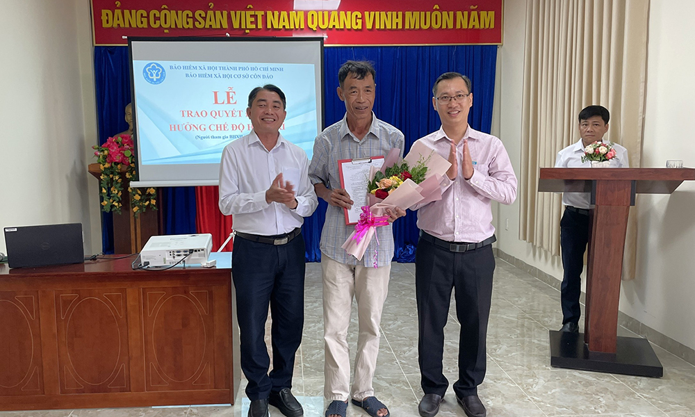 Người dân đầu tiên ở Côn Đảo được hưởng lương hưu theo Luật BHXH 2024