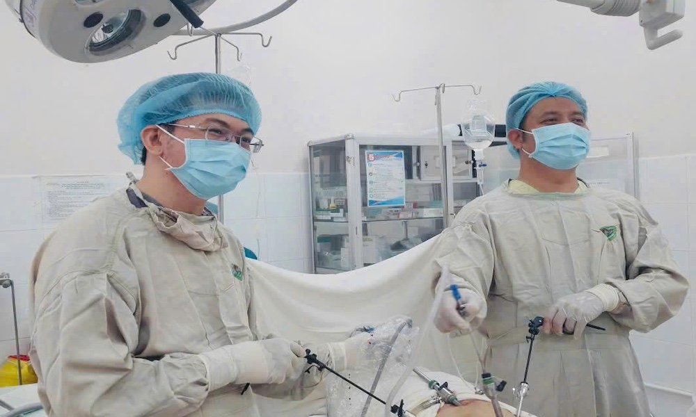 Phẫu thuật bóc tách khối u buồng trứng “khủng” của nữ bệnh nhân trẻ