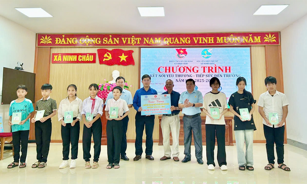 Quảng Trị: BHXH cơ sở Quảng Ninh trao tặng thẻ BHYT cho học sinh có hoàn cảnh khó khăn