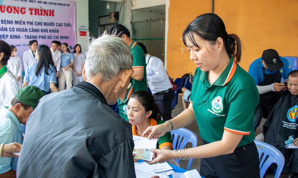 Khám bệnh, phát thuốc miễn phí cho 300 người cao tuổi, người yếu thế tại phường Hiệp Bình