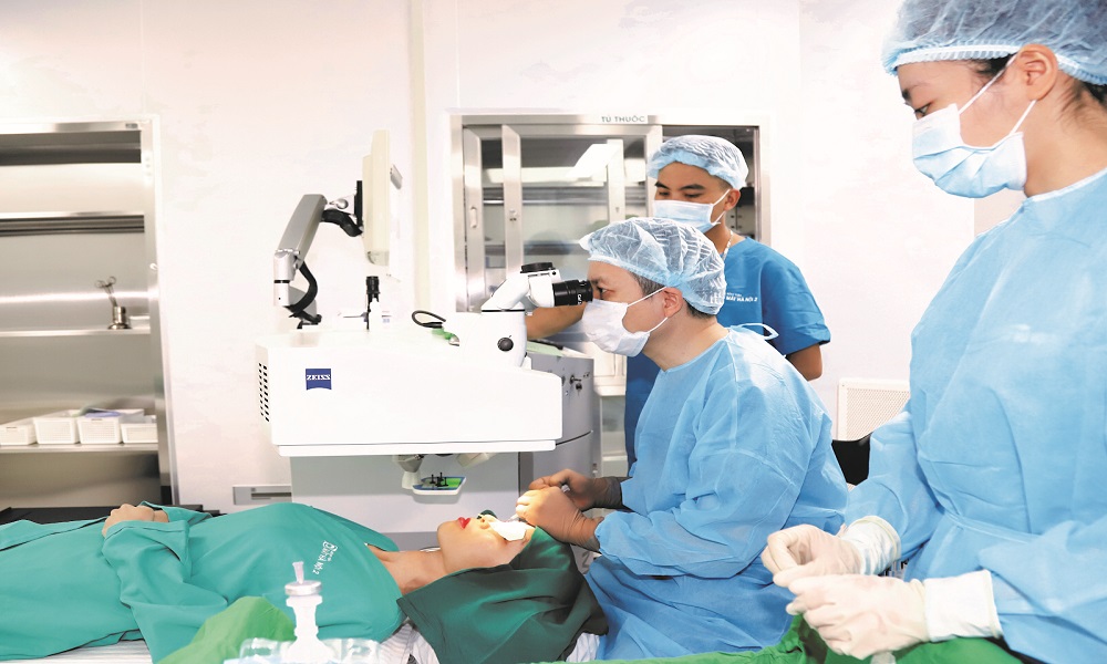 Phẫu thuật tật khúc xạ có được hưởng chế độ BHXH