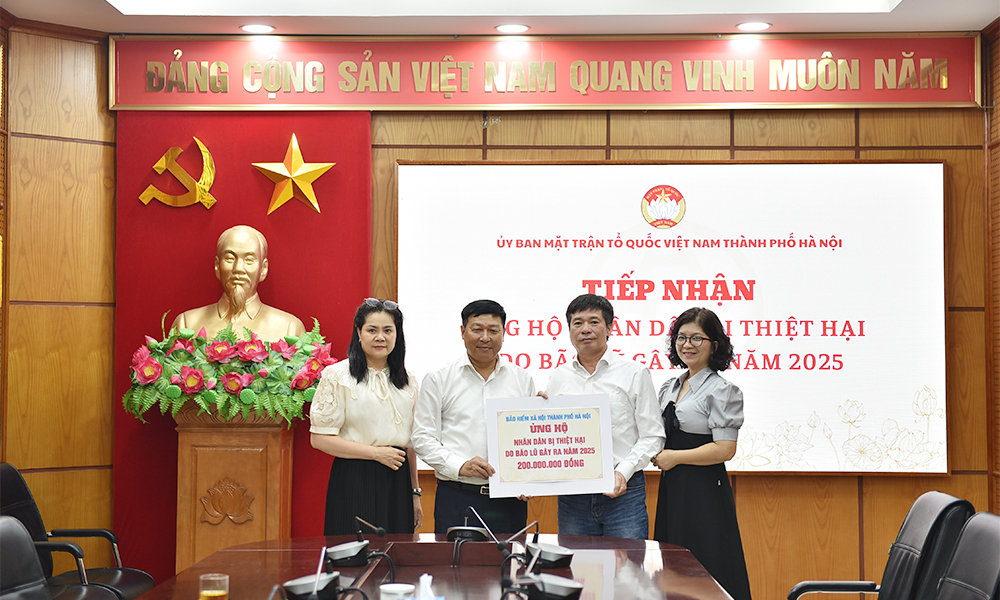 BHXH TP. Hà Nội ủng hộ người dân vùng thiên tai 200 triệu đồng