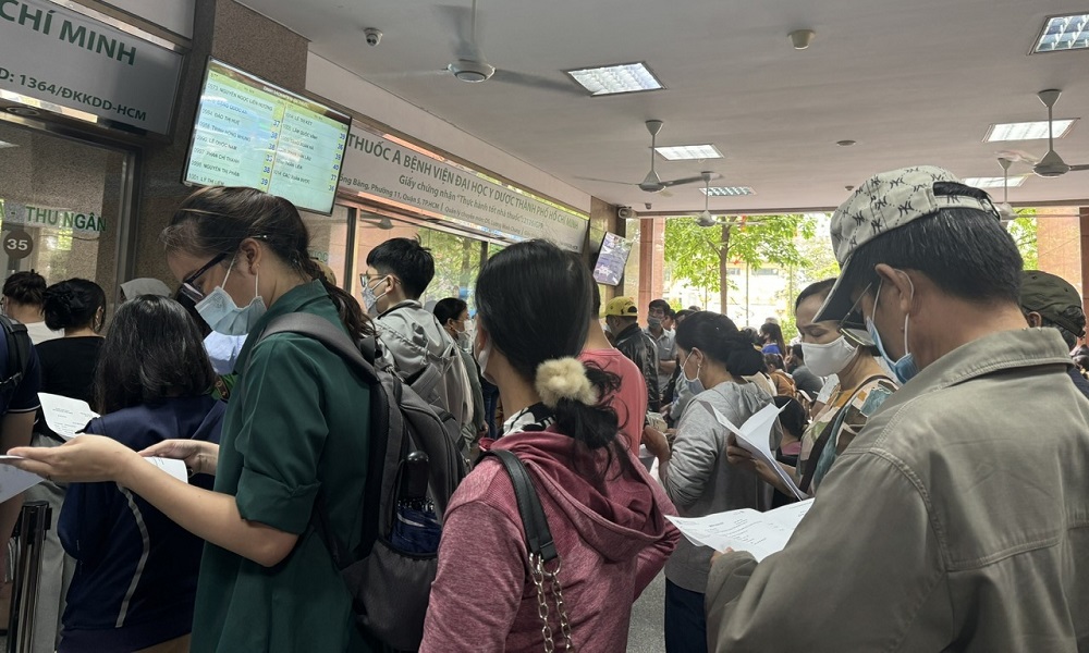 Đổi nơi đăng ký KCB BHYT ban đầu bị thu phí, người dân cần báo ngay cho cơ quan BHXH