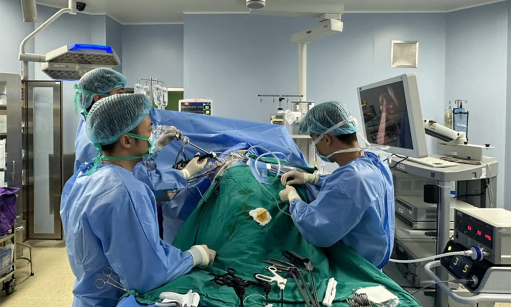 Lần đầu tiên phẫu thuật thành công khối phình khổng lồ động mạch thận kèm ghép thận tự thân