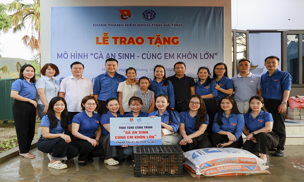 BHXH Hà Tĩnh lan tỏa yêu thương qua mô hình “Gà an sinh - Cùng em khôn lớn”
