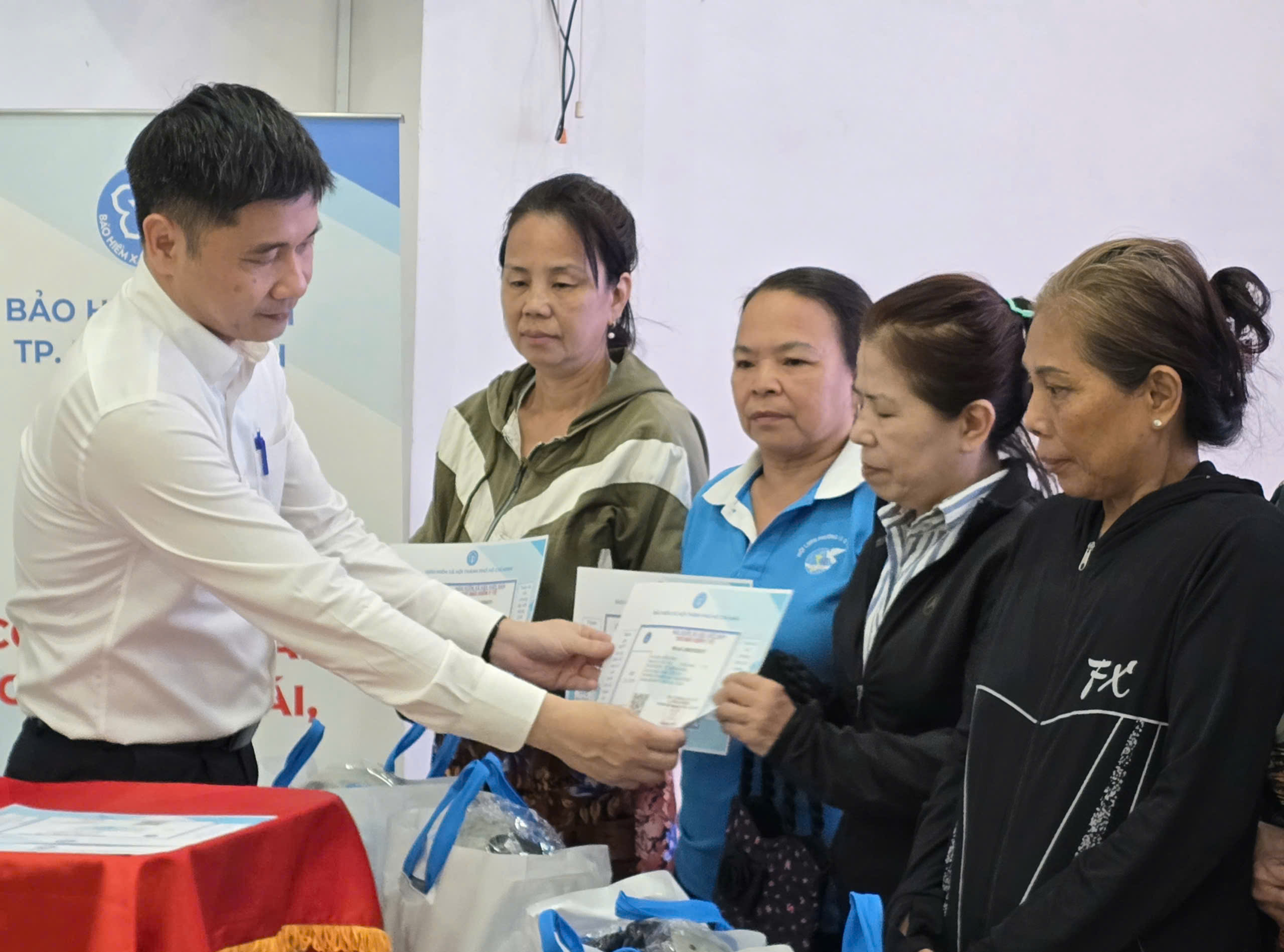 TP. Hồ Chí Minh: Tặng hơn 400 thẻ BHYT cho phụ nữ có hoàn cảnh khó khăn