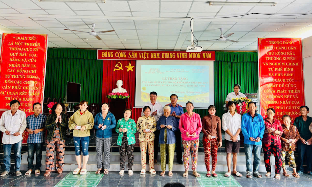 Những tấm thẻ BHYT tiếp sức người dân khó khăn
