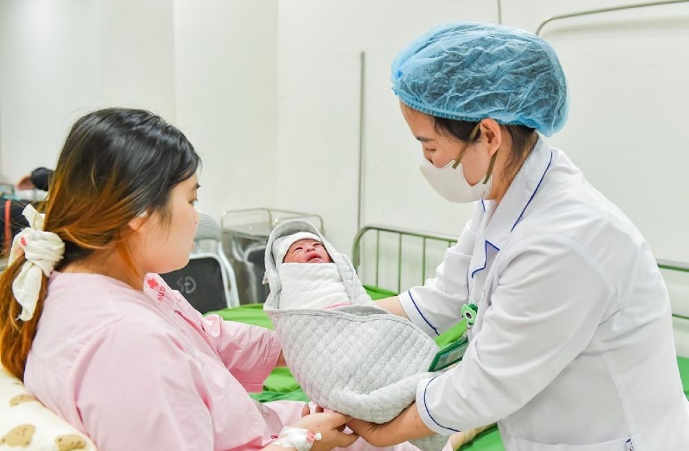 Thủ tục hưởng chế độ thai sản với lao động nữ sinh con