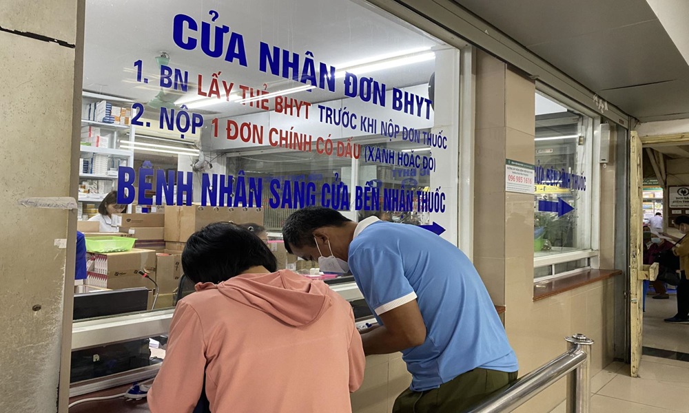 Nghỉ việc hưởng chế độ ốm đau từ 14 ngày làm việc trở lên trong tháng thì có được hưởng quyền lợi BHYT?