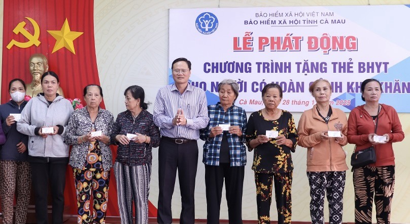 Cà Mau: Hơn 3.900 thẻ BHYT đến tay người dân có hoàn cảnh khó khăn