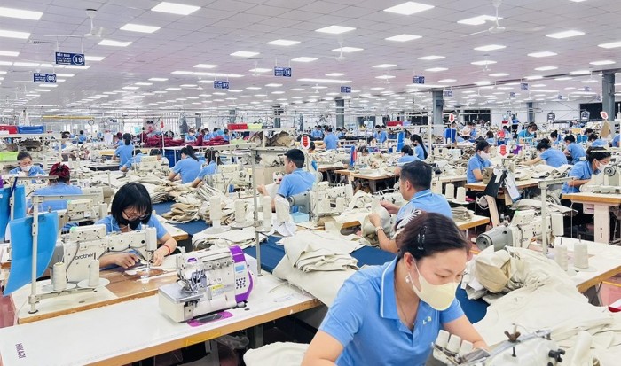 Nghỉ việc không hưởng lương 3 tháng và không làm việc trên 14 ngày thì có phải tham gia BHXH?