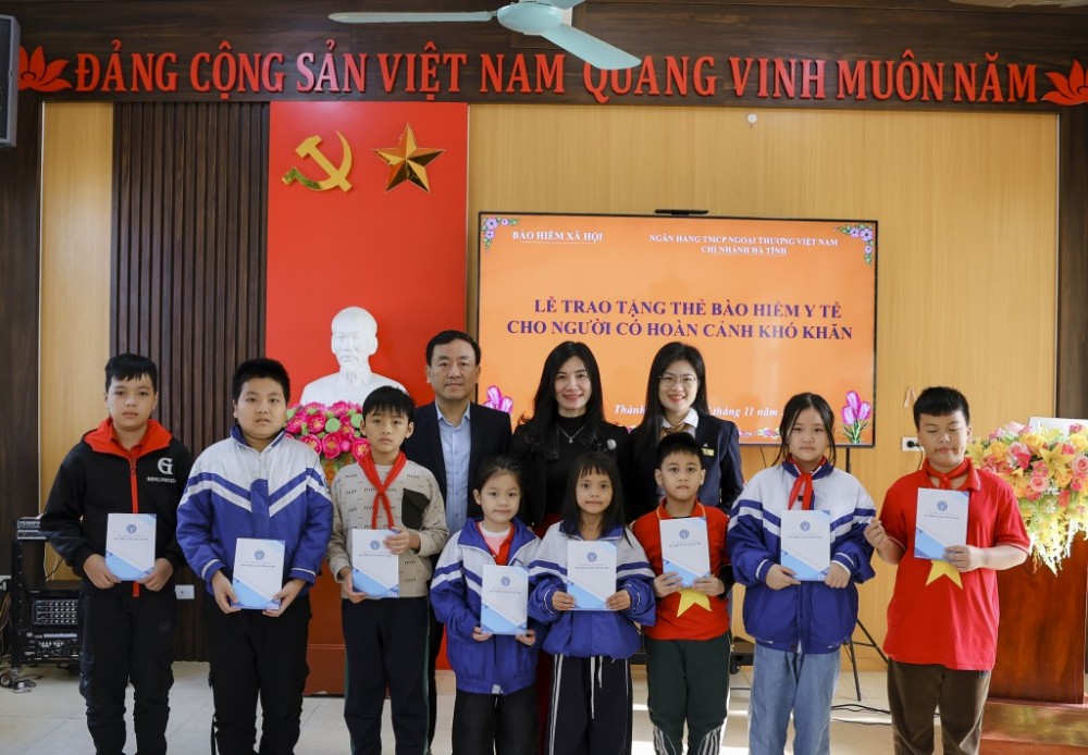 Hà Tĩnh: Trao tặng hơn 850 thẻ BHYT cho người dân có hoàn cảnh khó khăn