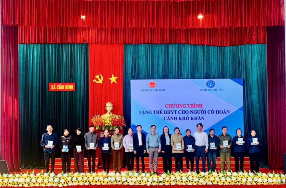 Hà Tĩnh: Trao tặng hơn 850 thẻ BHYT cho người dân có hoàn cảnh khó khăn