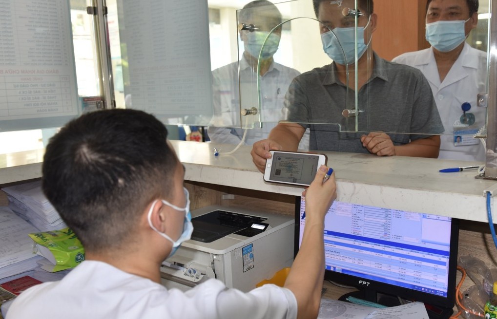 Người dân đi khám chữa bệnh xuất trình thẻ BHYT muộn thì quyền lợi được giải quyết như thế nào?