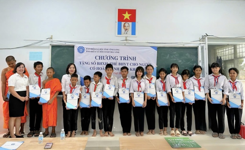 Trao tặng 432 sổ bảo hiểm xã hội, thẻ bảo hiểm y tế đến tay người dân