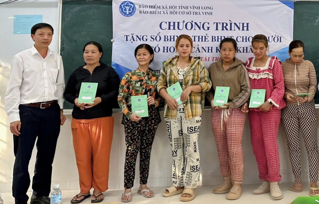 Trao tặng 432 sổ bảo hiểm xã hội, thẻ bảo hiểm y tế đến tay người dân