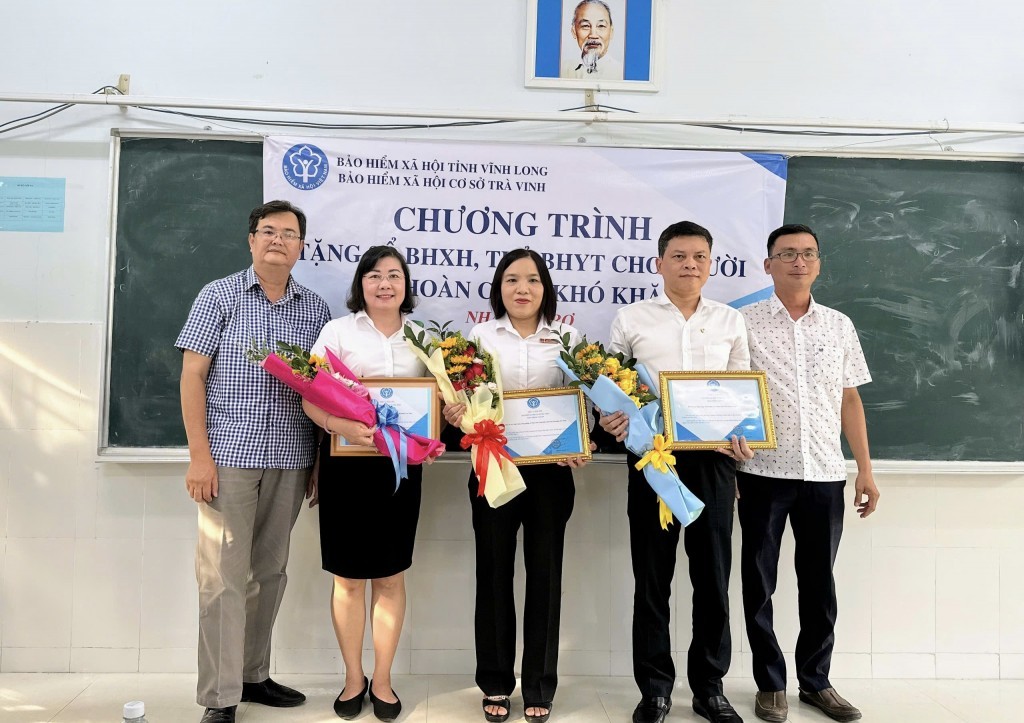 Trao tặng 432 sổ bảo hiểm xã hội, thẻ bảo hiểm y tế đến tay người dân