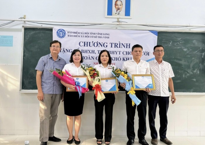 Trao tặng 432 sổ bảo hiểm xã hội, thẻ bảo hiểm y tế đến tay người dân
