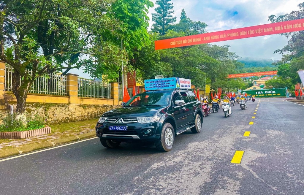 Cán bộ BHXH vượt núi, băng bản đưa chính sách an sinh đến với đồng bào dân tộc