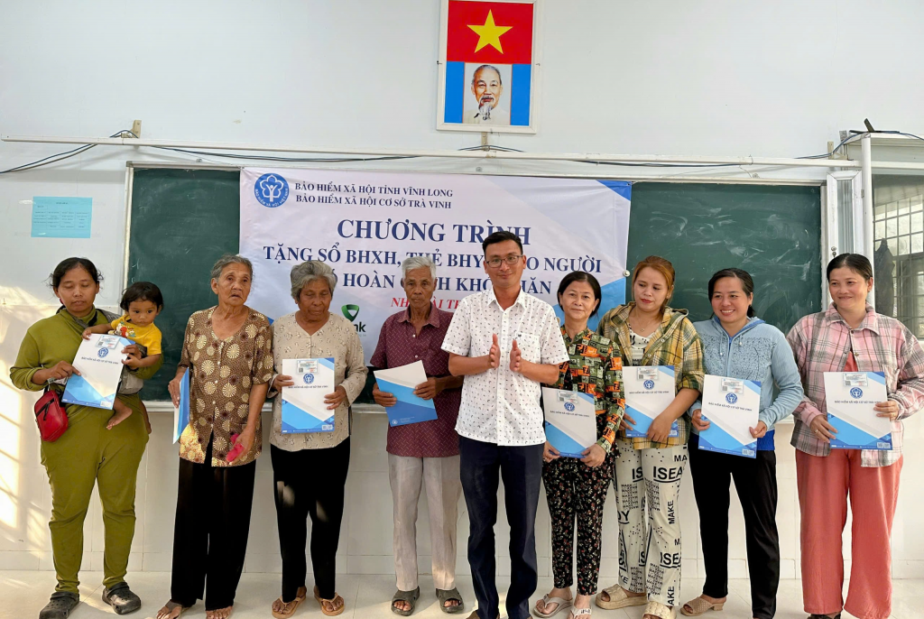 BHXH tỉnh Vĩnh Long: Hướng dẫn cấp thẻ BHYT cho người dân xã, phường An toàn khu