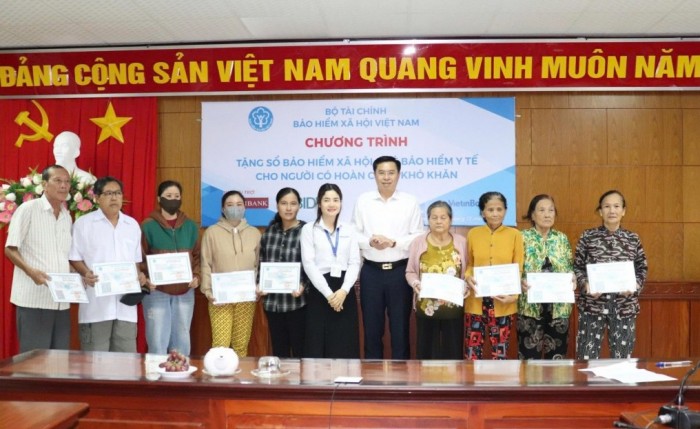 An Giang: Tặng hơn 3.300 sổ BHXH, thẻ BHYT cho người dân có hoàn cảnh khó khăn