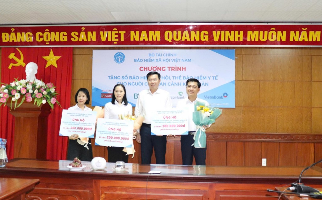 An Giang: Tặng hơn 3.300 sổ BHXH, thẻ BHYT cho người dân có hoàn cảnh khó khăn