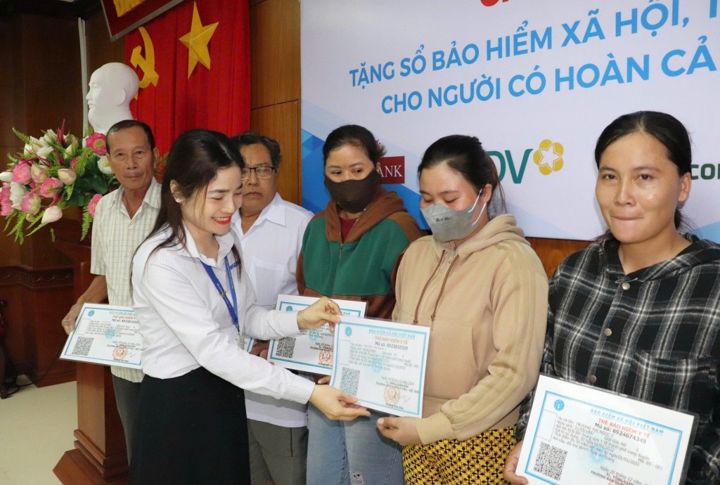 An Giang: Tặng hơn 3.300 sổ BHXH, thẻ BHYT cho người dân có hoàn cảnh khó khăn