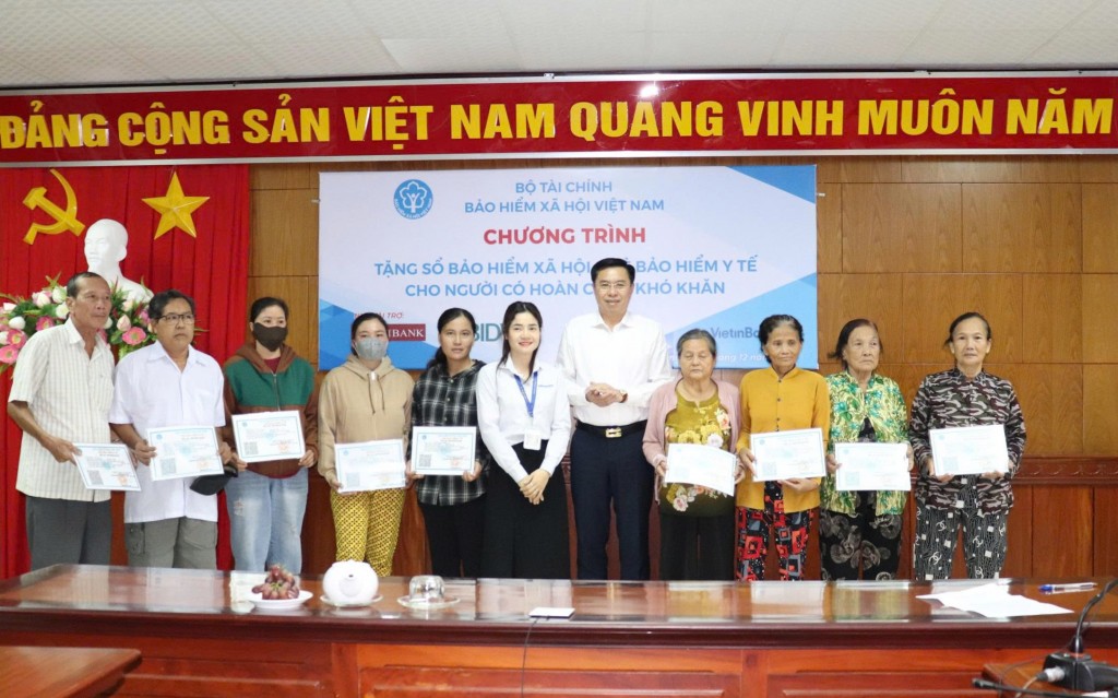 An Giang: Tặng hơn 3.300 sổ BHXH, thẻ BHYT cho người dân có hoàn cảnh khó khăn