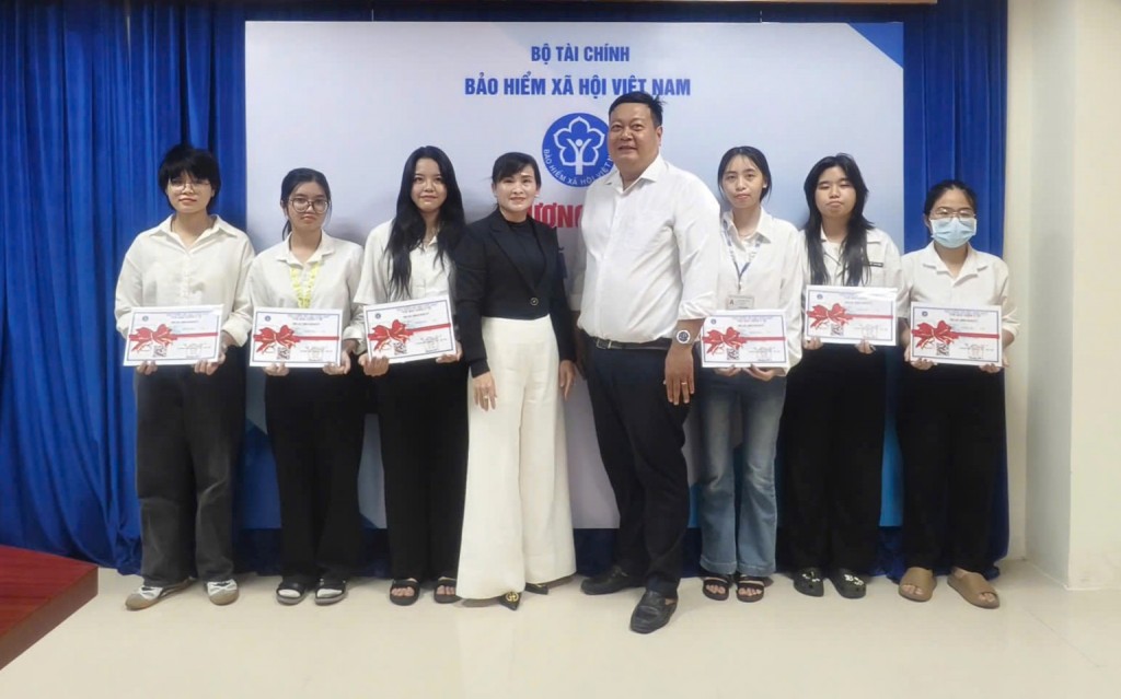 An Giang: Tặng hơn 3.300 sổ BHXH, thẻ BHYT cho người dân có hoàn cảnh khó khăn