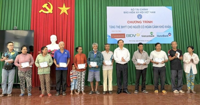 Trao tặng 600 thẻ BHYT cho đồng bào Khmer, tỉnh Vĩnh Long