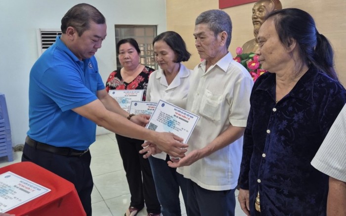 TP. Hồ Chí Minh: Niềm vui bất ngờ đến với người cao tuổi ở phường Trung Mỹ Tây