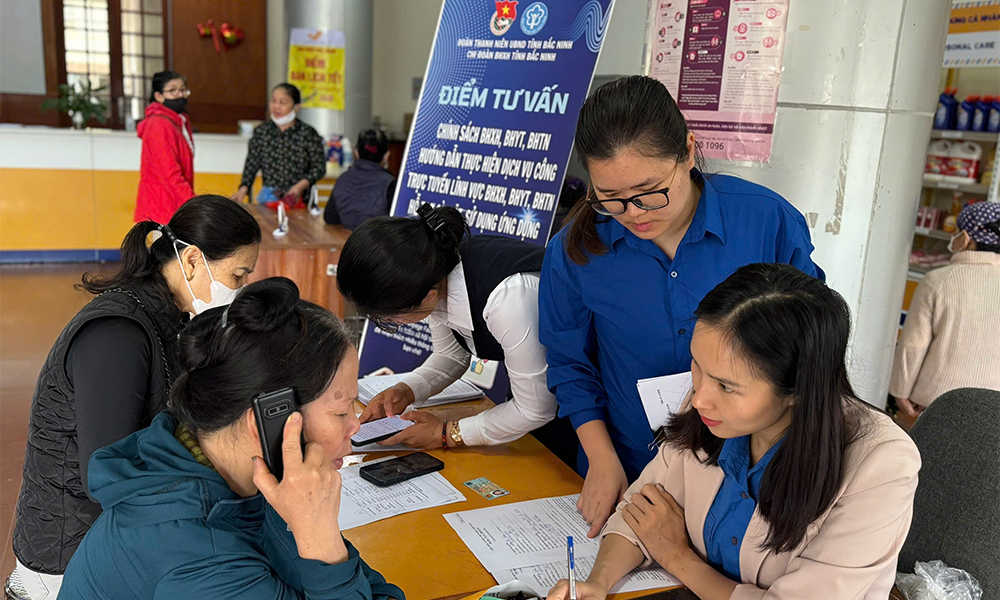 BHXH tỉnh Bắc Ninh: Đẩy mạnh các tổ ra quân vận động người hưởng chế độ BHXH qua thẻ ATM