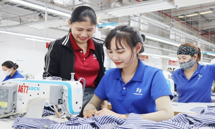 Hai vợ chồng cùng tham gia BHXH, người vợ sinh đôi, thai thiếu tháng, người chồng được hưởng quyền lợi gì?