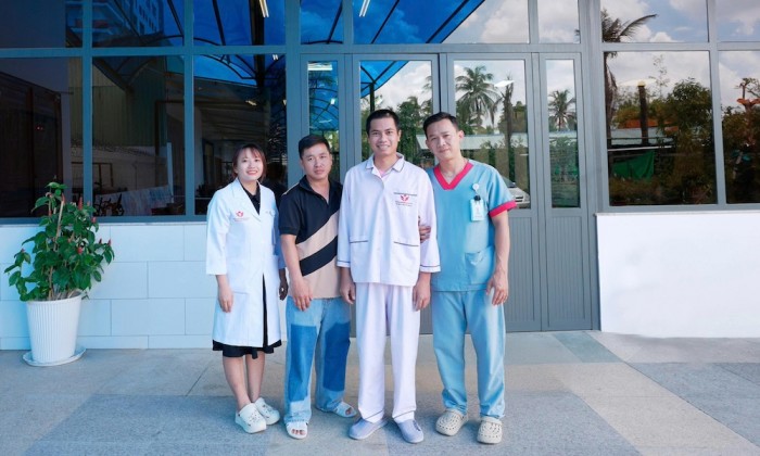 Chung tay hỗ trợ thầy giáo trẻ bị đột quỵ