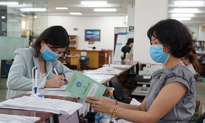 Ký hợp đồng với lao động nữ trên 55 tuổi đang không hưởng lương thì họ có thuộc đối tượng phải đóng BHXH bắt buộc không?