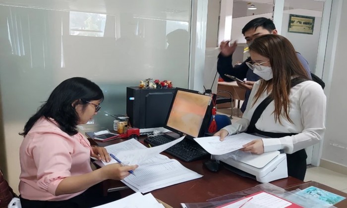 Người lao động làm việc hai tiếng,  bị ốm nhập viện, ngày hôm đó chủ sử dụng lao động có phải trả lương?