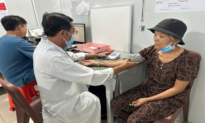 Người dân đi khám bệnh có cần mang thẻ BHYT giấy không? Muốn đổi nơi đăng ký khám chữa bệnh ban đầu thì phải làm gì?