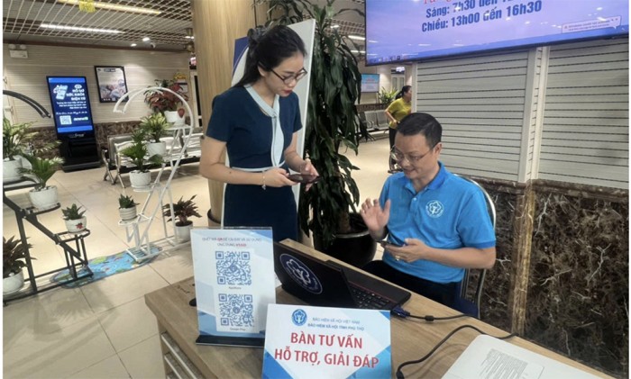 Người dân cảm kích tinh thần phục vụ của cán bộ BHXH tỉnh Phú Thọ