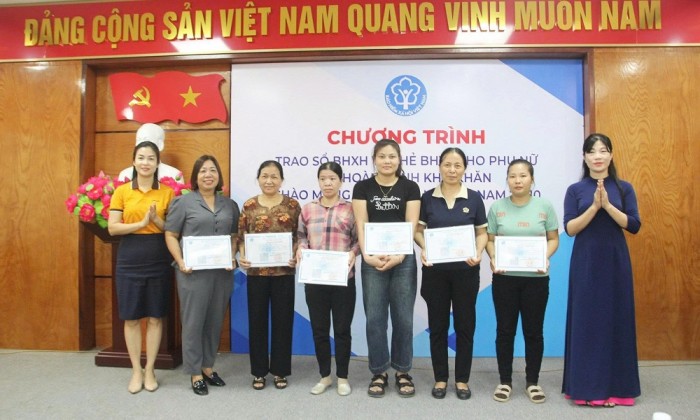 4.134 sổ BHXH, thẻ BHYT được trao tặng đến người dân có hoàn cảnh khó khăn