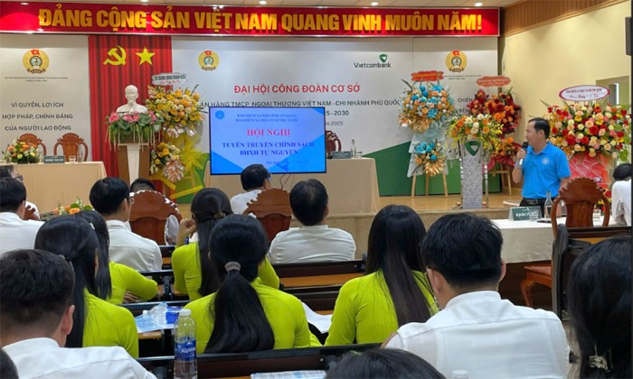 An Giang: Nhiều cán bộ ngân hàng ở Phú Quốc tham gia BHXH tự nguyện cho người thân